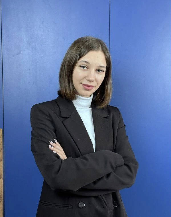 Кухня белая со светлой столешницей